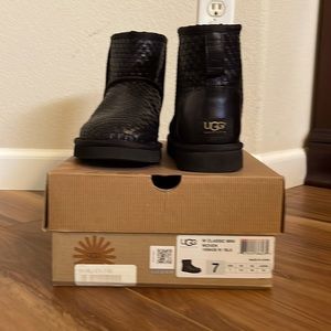Size 7 UGG black woven boots. Great condition rarely worn.